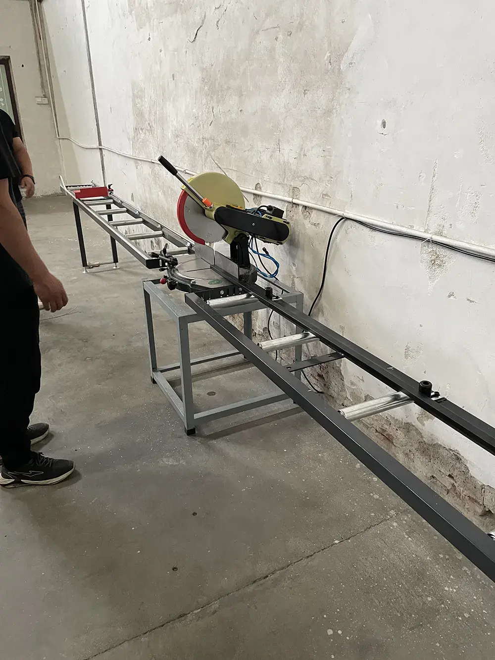 giá đỡ con lăn sử dụng cho máy cắt nhôm thép