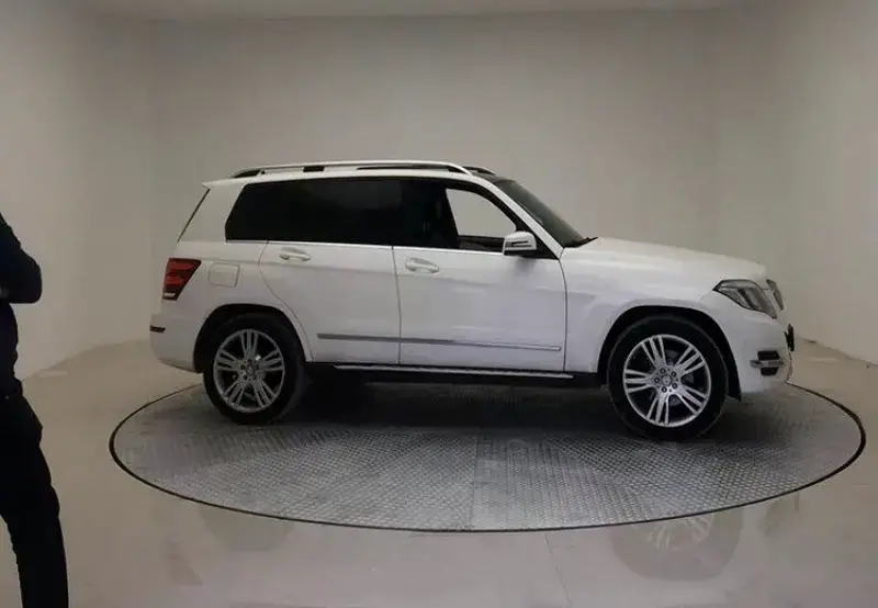 bàn xoay dùng trong trưng bài xe hơi