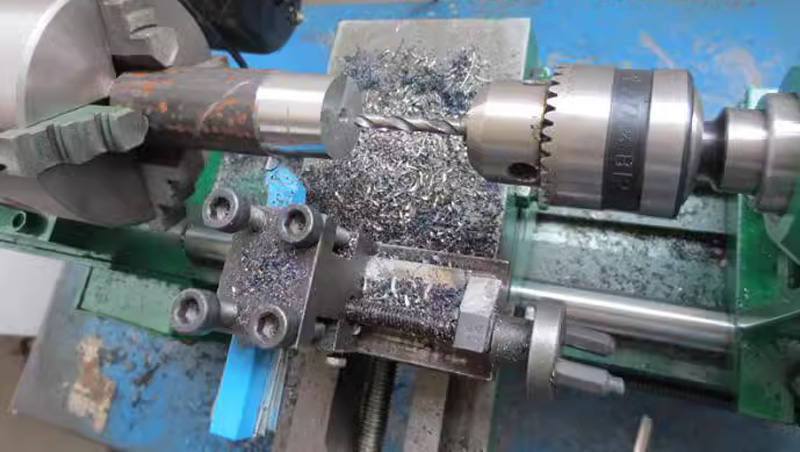 khoan lỗ bằng máy tiện mini